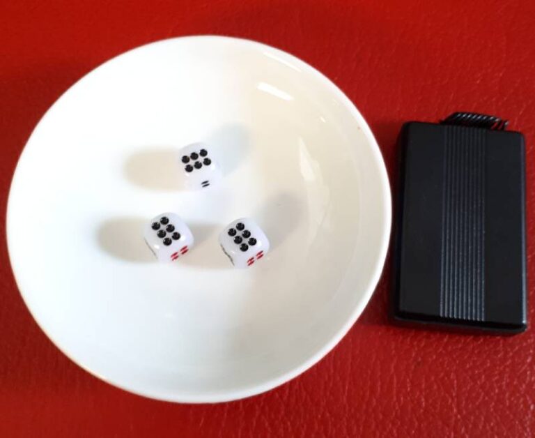 Cách Lắc Tài Xỉu Bịp - Những Mánh Khóe Tinh Vi Sau Bầu Xúc Xắc 15 Cách Lắc Tài Xỉu Bịp - Những Mánh Khóe Tinh Vi Sau Bầu Xúc Xắc