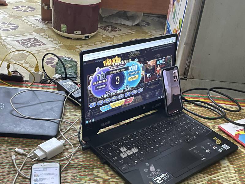 Cách Lắc Tài Xỉu Bịp - Những Mánh Khóe Tinh Vi Sau Bầu Xúc Xắc 2 Lắc tài xỉu bịp trong các ứng dụng online