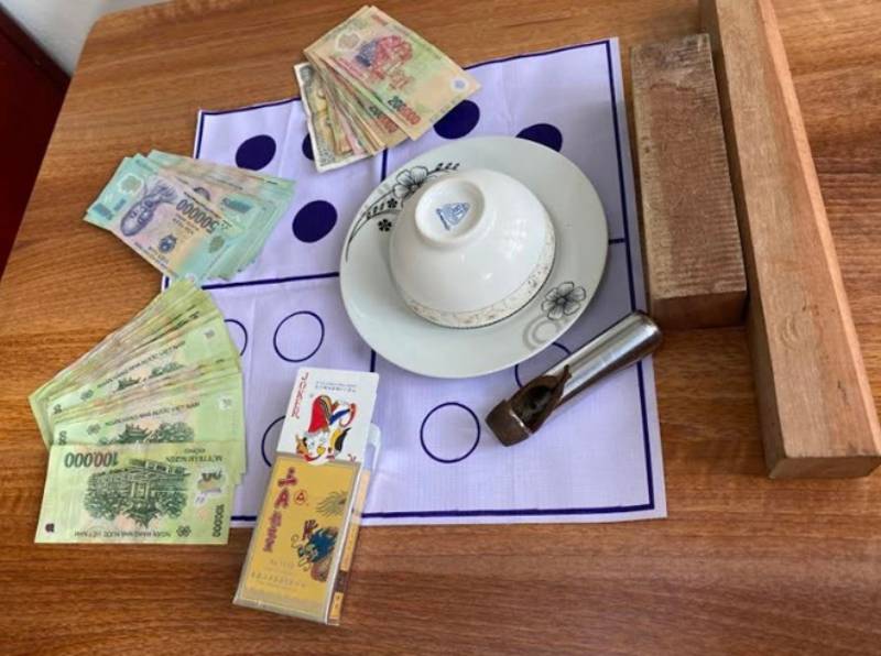 Cách Chơi Xóc Đĩa Ngoài Đời Thật Dễ Thắng Với Các Mẹo Hay 2 Luật chơi xóc đĩa truyền thống ngoài đời