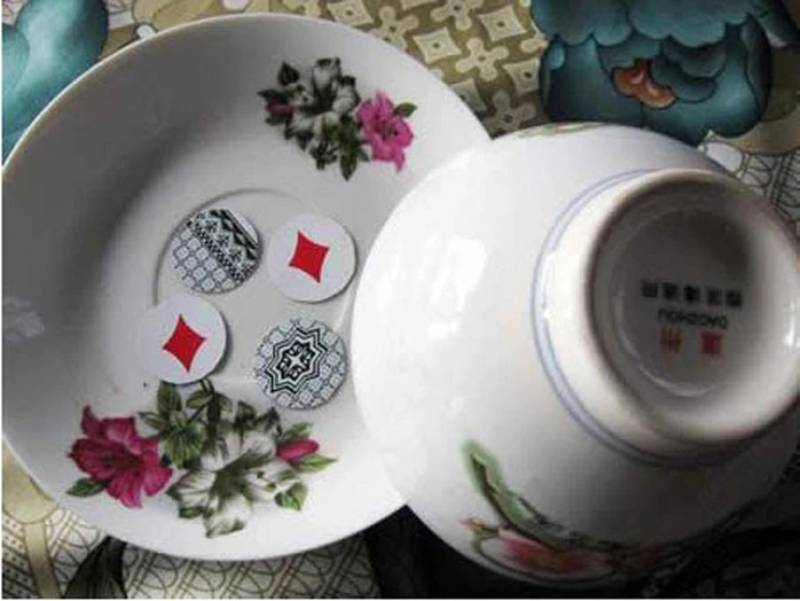 Cách Chơi Xóc Đĩa Ngoài Đời Thật Dễ Thắng Với Các Mẹo Hay 1 Xóc đĩa là gì?